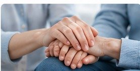 Mani di un operatore accanto a una persona anziana
